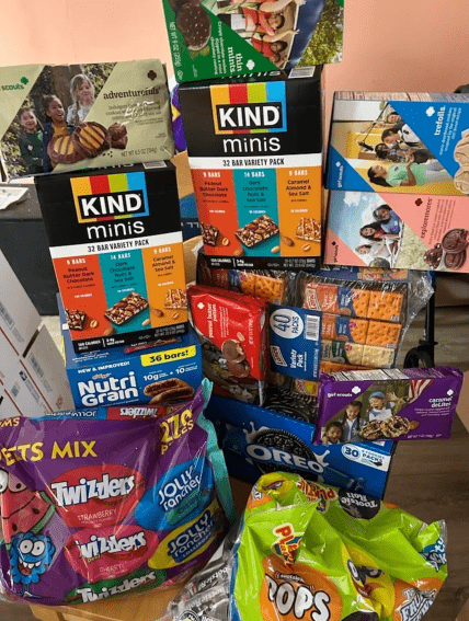 Люди збирають посилки з предметами першої потреби