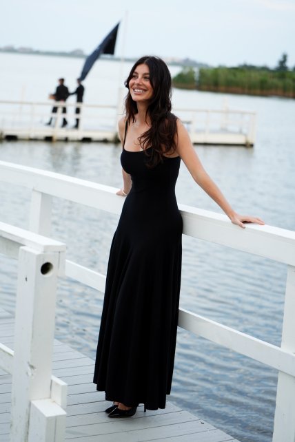 каміла морроне в чорній сукні