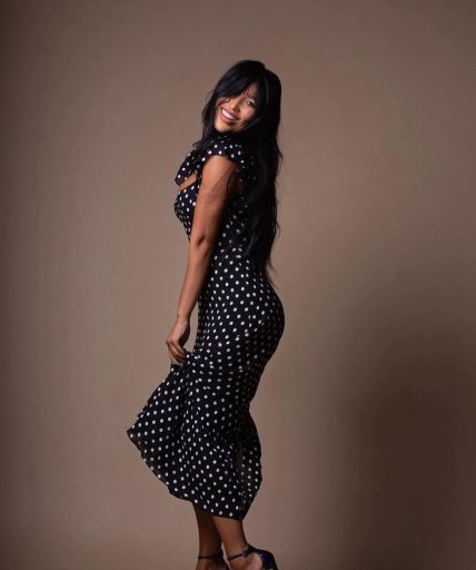 даша ервін у чорній сукні