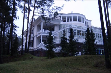 Резиденція "Довгі Бороди" на озері Ужин