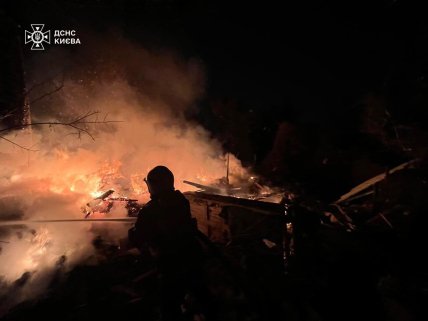 Рятувальники на місці російської атаки у Києві 9 січня