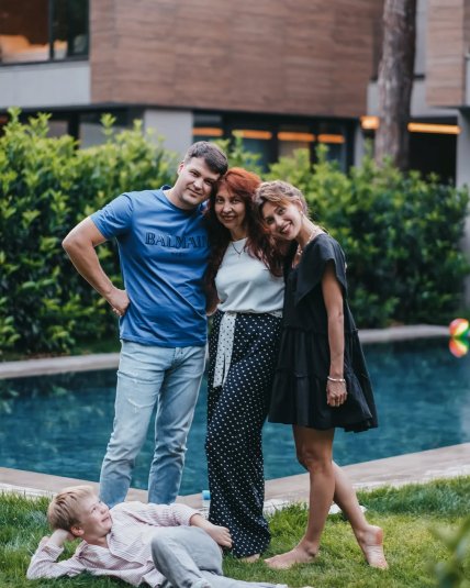 Регина Тодоренко вместе с мамой и братом