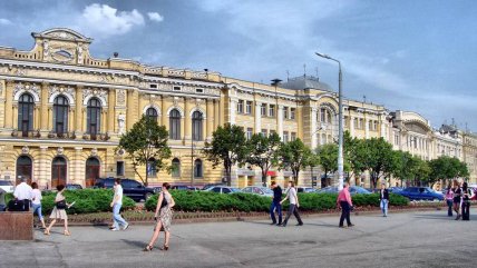 Площадь Конституции у выхода из метро Исторический музей