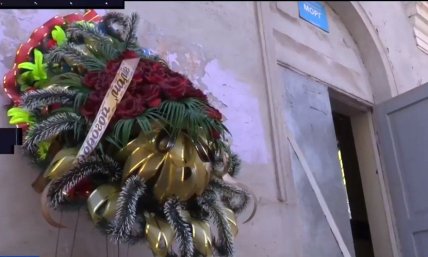 Венок на дверях морга