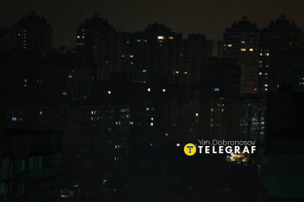 Освітлені вікна в будинках яскраво помітні на тлі темряви