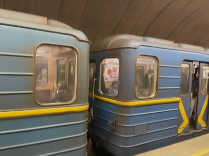 Брудні вагони метро Києва