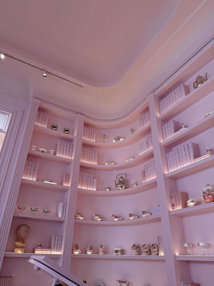 Интерьер кафе выполнен в розовом цвете.