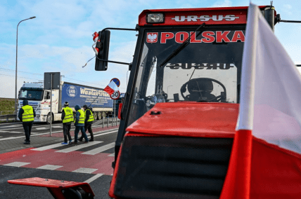 Поляки влаштували забастовку на кордоні України в символічний день (фото та відео)