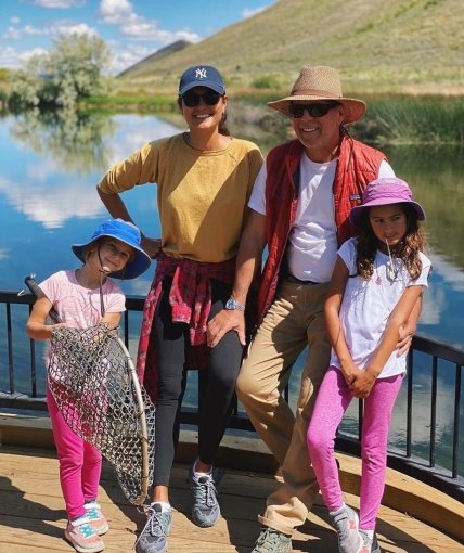 Брюс Уиллис с женой Эммой и дочками - Мейбел и Эвелин