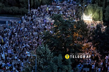 На площади перед театром имени Ивана Франко осталось много людей даже вечером