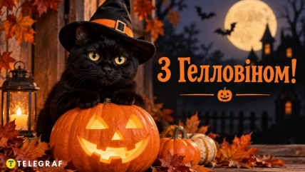 Черный кот в шляпе ведьмы сидит за светящейся тыквой-фонарем