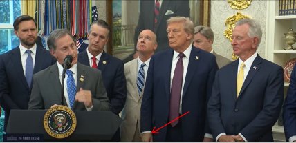 Дональд Трамп жив