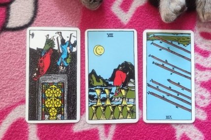 Слева направо — перевернутая Пятерка пентаклей, Восьмерка кубков, перевернутая Восьмерка жезлов