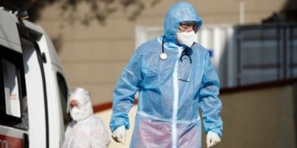 человек в защитном костюме