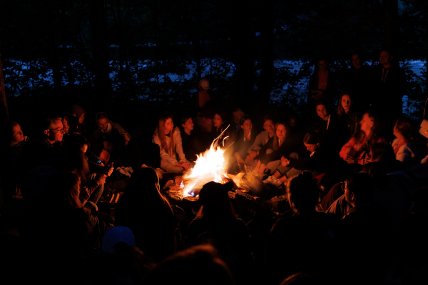 діти біля багаття у таборі