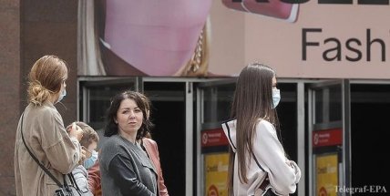 Киев, люди идут по улицам