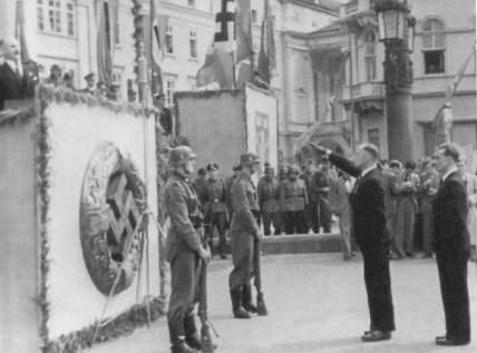 Майор Євген Побігущий підходить до трибуни і салютує: парад рекрутів до дивізії СС "Галичина" у Львові. 18 липня 1943 року