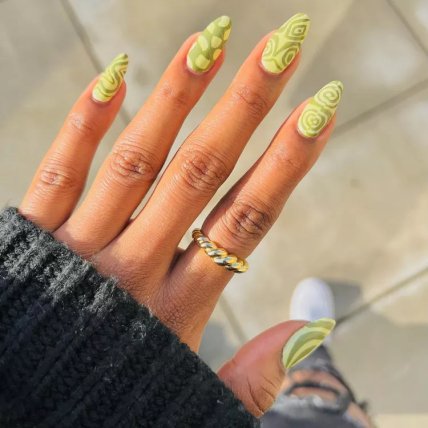 Зеленый маникюр