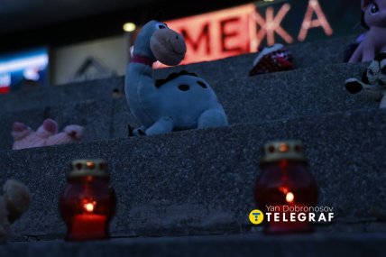 Люди принесли багато дитячих іграшок