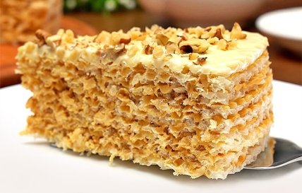 Вафельный торт, украшенный орехами