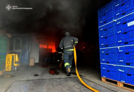 Ліквідація наслідків ворожого удару по логістичному центру в Дніпрі