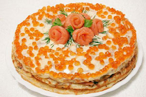 Рецепт недели: блинный торт с семгой и красной икрой - изображение №2