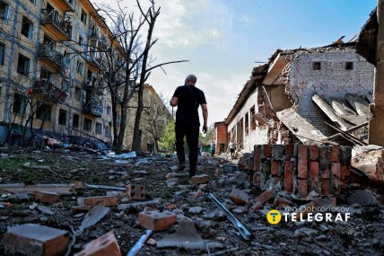 Разрушение от авиабомбы в Краматорске