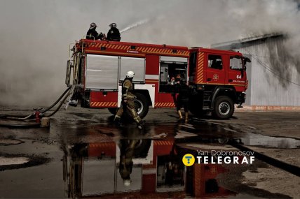 Пожежники гасять будівлю. Фото: Ян Доброносов "Телеграф"