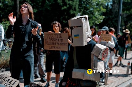 "Картонный рыцарь" на митинге в поддержку Федорова