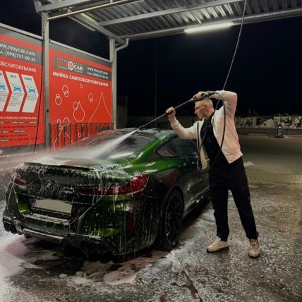Зеленый BMW M8 2021 года и Назар Лутковский
