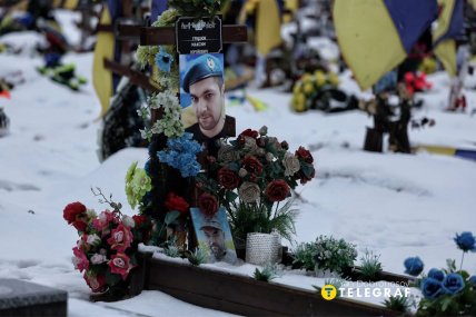 Могилы защитников на прифронтовом кладбище