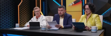 Артур Пройдаков, Даша Астафьева и участница эфира сидят за студийным столом с бумагами и планшетом