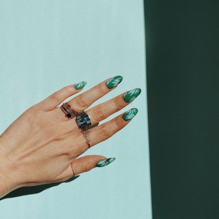 нігті з квітами