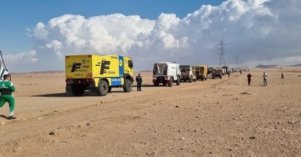 Очередь из автомобилей на Дакаре