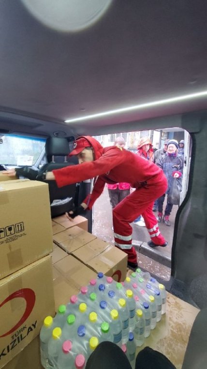 Волонтер Общества Красного Креста Украины Денис Петренко