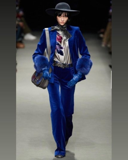 Костюм синего цвета с мехом