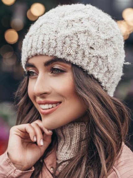 как носить бежевую шапку зимой