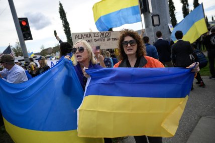 Учасники мітингу за Україну на Алясці