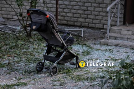 Простір довкола пошкодженої багатоповерхівки в Києві всипаний уламками