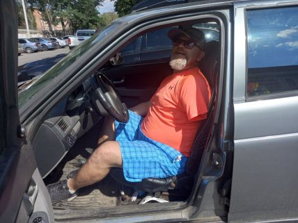 Ілля Малєв за кермом автівки