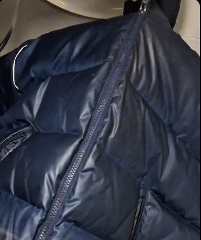 Все замки на пуховике нужно застегнуть