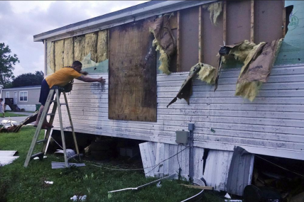 Мешканець Флориди починає ремонтувати свій будинок після шторму