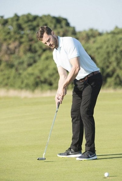 Как Джейми Дорнан отдыхает на гольф-поле