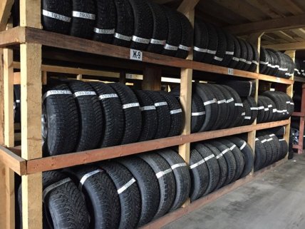 Зимові шини на стелажах