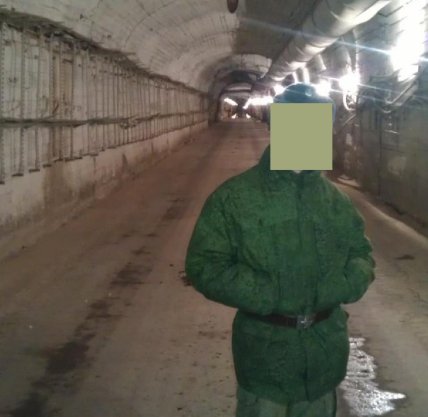 Изображение, найденное в социальных сетях, предположительно показывает туннель в Косьвинский Камене и российского военного, который, возможно, связан с Отрядом 20003