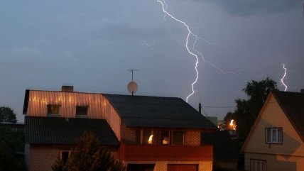 Следует позаботиться о защите своего дома и техники во время грозы