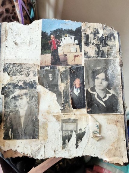 старые фото на стене