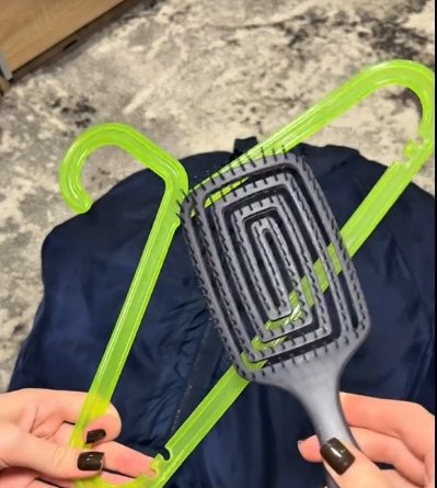 Потребуется только щетка для волос или тремпель