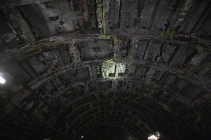 Через тріщини просочується вода, тунель теоретично може завалитися