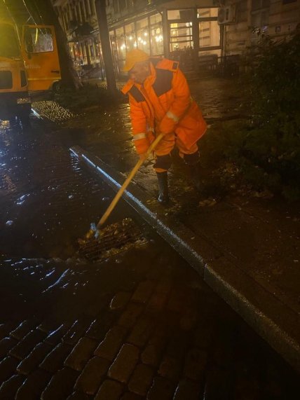Комунальники намагаються розчистити зливові колодязі